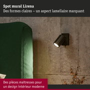 Spot mural noir Lirena avec design lamellaire sur mur gris à côté d'un canapé vert
