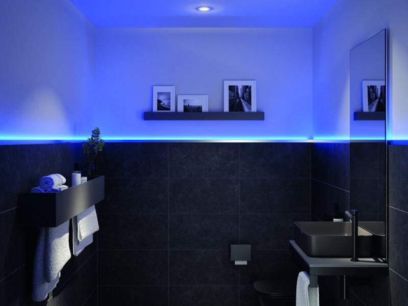 Modernes Badezimmer mit blauer LED-Streifenbeleuchtung und schwarzen Fliesen für stimmungsvolle Raumbeleuchtung.