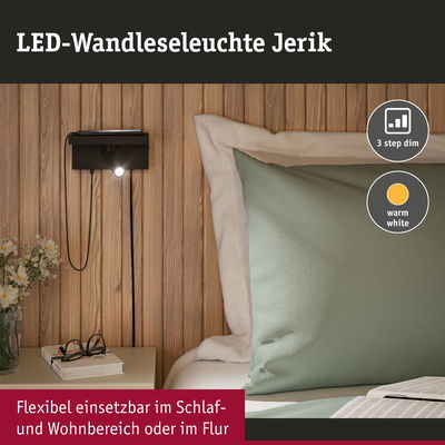 Schwarze LED-Wandleseleuchte Jerik mit warmweißem Licht an Holzwand neben Bett und Nachttisch
