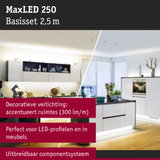 Moderne witte keuken met LED-verlichting onder kasten en eiland, houten vloer