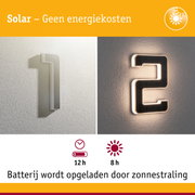 Zonne-energie huisnummerverlichting met witte en zwarte behuizing aan muur gemonteerd