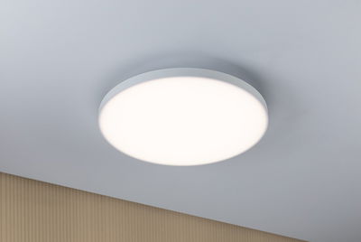 Plafonnier LED rond blanc avec cadre mat pour éclairage intérieur moderne
