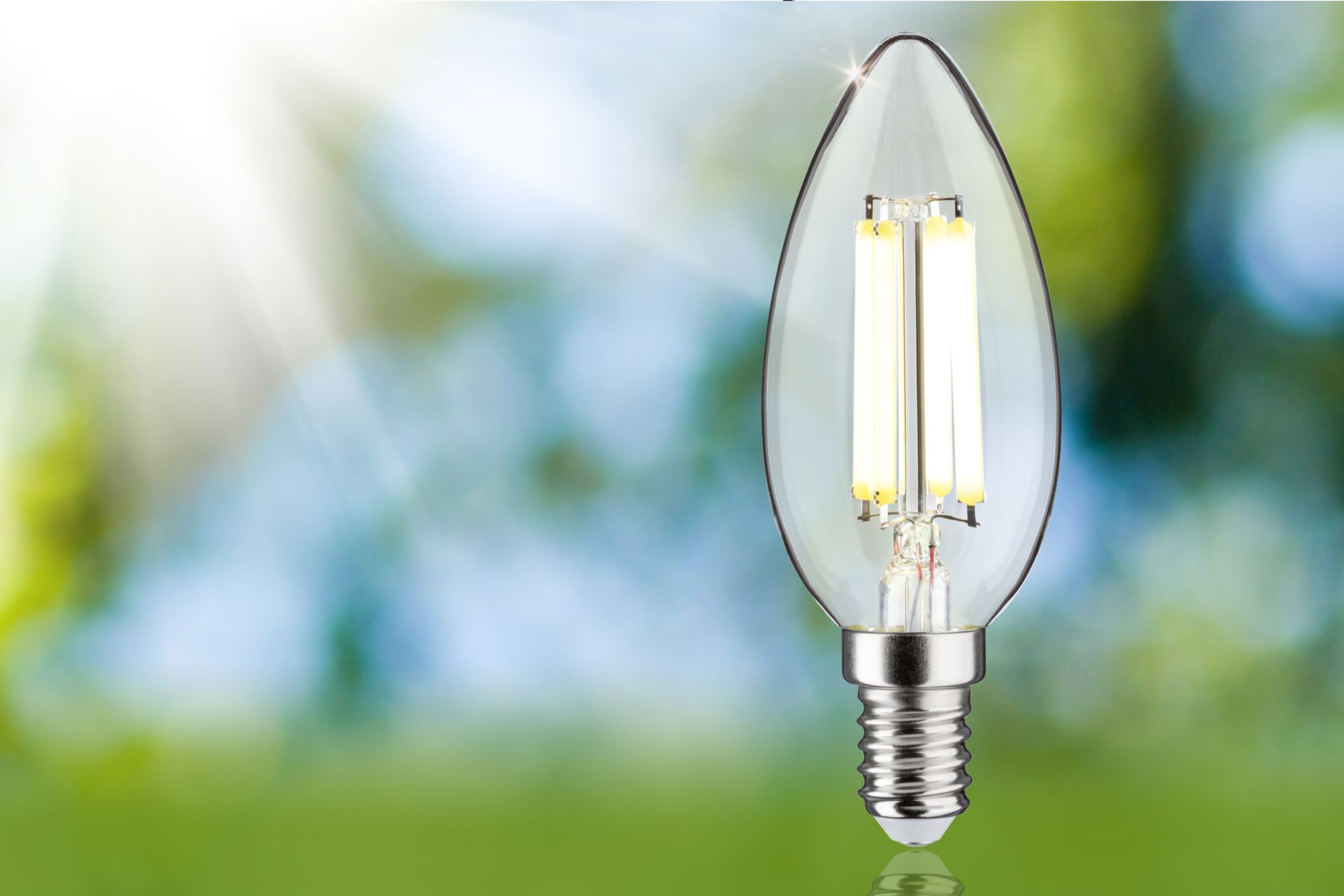 Klar LED-lyspære i stearinlysform med E14-fatning og varmt hvidt lys til energibesparende belysning