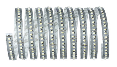 Flexibler LED-Streifen mit weißen LEDs auf silberner Platine für energiesparende Beleuchtung.