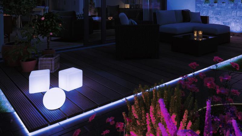 Garten mit Smart Home Beleuchtung Smarte Außenbeleuchtung