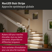 Escalier en bois moderne avec bandes LED blanches sous les marches pour un éclairage sécurisé
