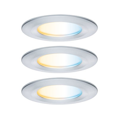 Drie ronde LED-inbouwspots van geborsteld aluminium met warm en koel wit licht.