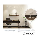 Weißes Steckdosenkabel mit Schalter RAL 9003 für moderne LED-Schienenbeleuchtung im Büro.