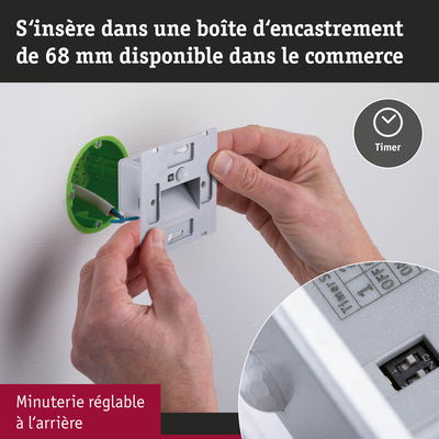 Installation manuelle d’un interrupteur minuterie en métal argenté avec minuterie réglable