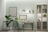 Modernes Home-Office mit grünem Stoffstuhl, hellem Schreibtisch und LED-Wandregalbeleuchtung für Arbeitszimmer.