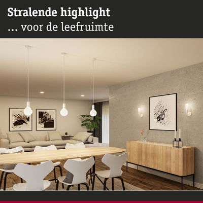 Moderne woonkamer met lichte houten eettafel, witte stoelen en minimalistische verlichting voor een gezellige sfeer