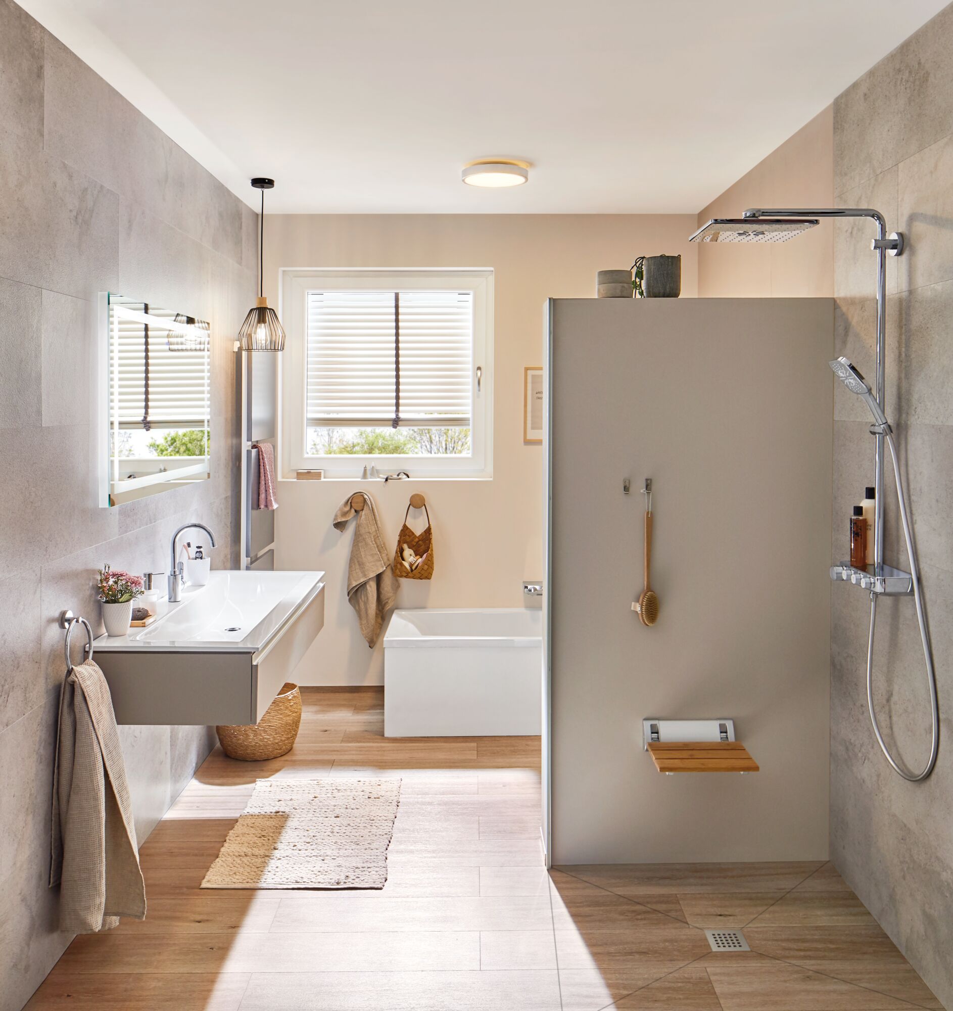 Modernes Badezimmer mit grauer Duschwand, Holzoptik Boden und weißem Waschbecken mit LED-Deckenleuchte