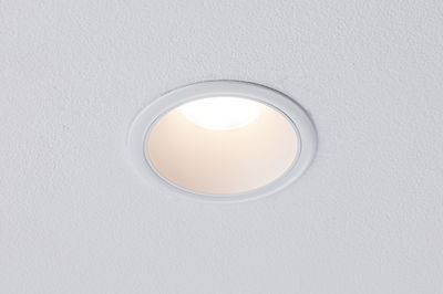 Ronde witte LED-inbouwspot in plafond met warm wit licht voor moderne binnenverlichting
