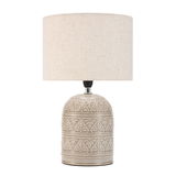 Tischlampe mit cremefarbenem Stoffschirm und grauem Keramikfuß mit floralem Muster für Wohnräume