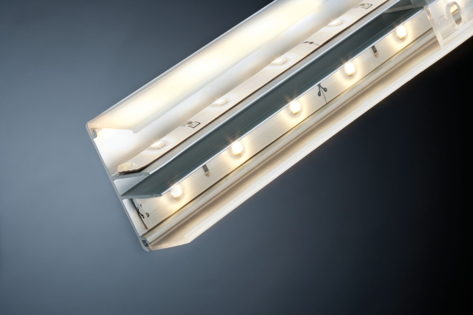 Nærbillede af hvidt LED-aluminiumprofil med varm hvide LED'er til indirekte belysning