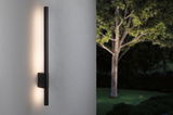 Zwarte metalen LED-wandlamp met warm wit licht voor moderne buitenverlichting in de tuin.