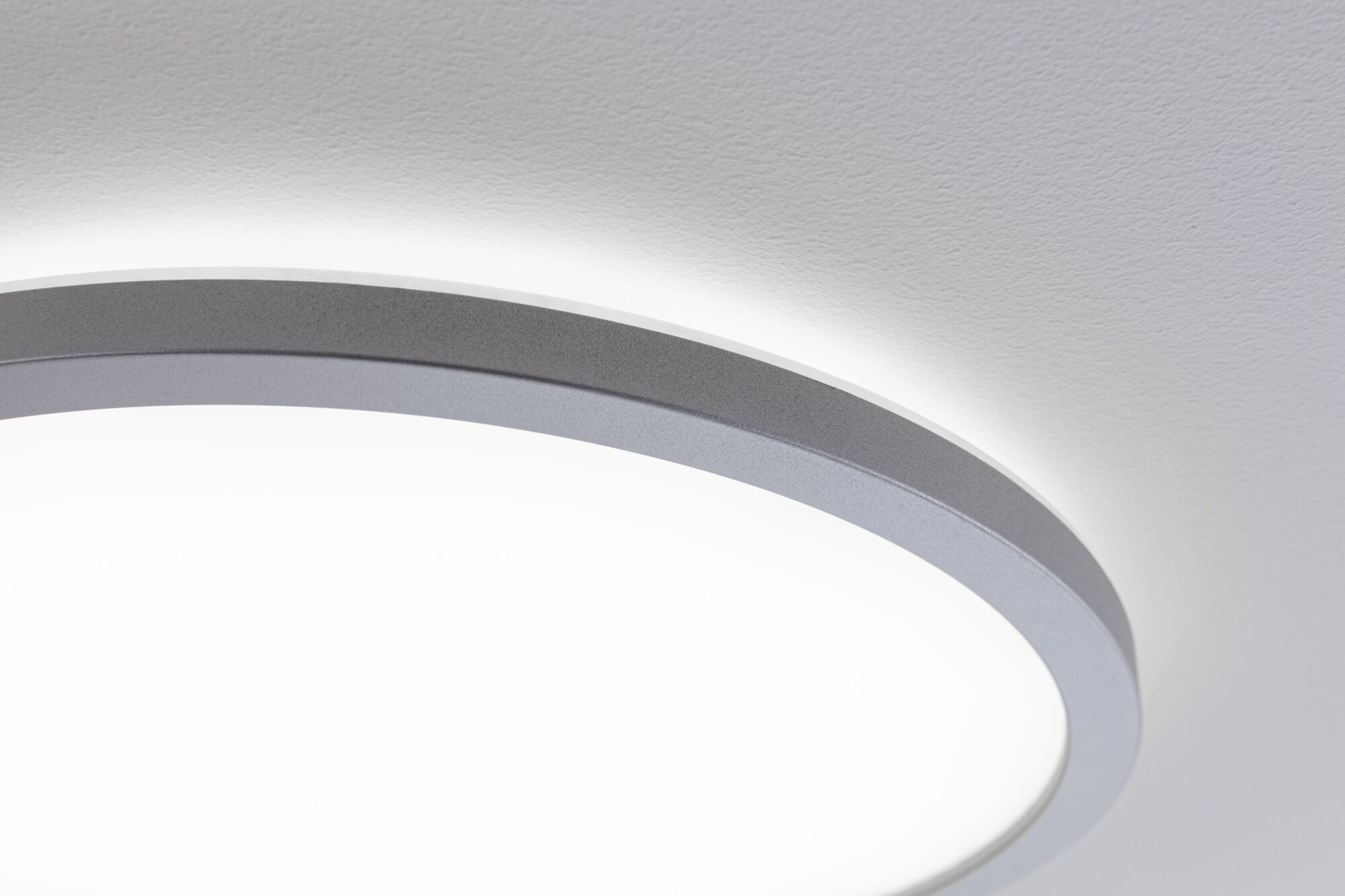 Runde Deckenleuchte mit grauem Aluminiumrahmen und weißem Diffusor für modernes Raumlicht