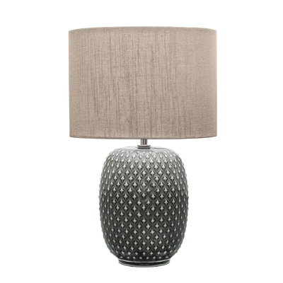 Bordlampe med grå tekstureret keramisk fod og beige stofskærm til boligbelysning