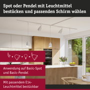 Moderne weiße Deckenleuchte mit Spots und Pendelleuchten in heller Küche mit Holzfronten
