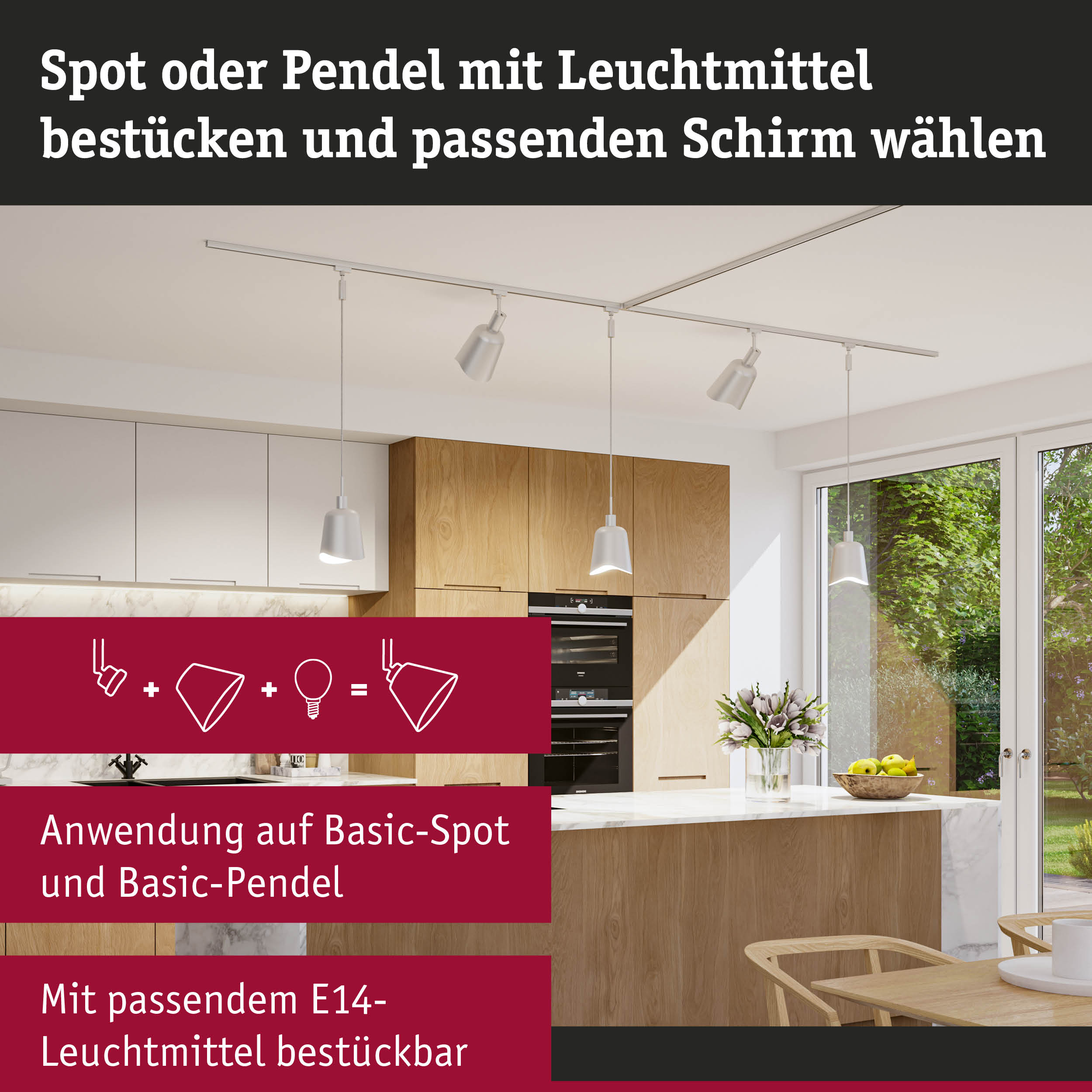 Moderne weiße Deckenleuchte mit Spots und Pendelleuchten in heller Küche mit Holzfronten