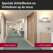 Moderne gang met witte muren, houten accenten en warmwitte wandlampen voor sfeerverlichting