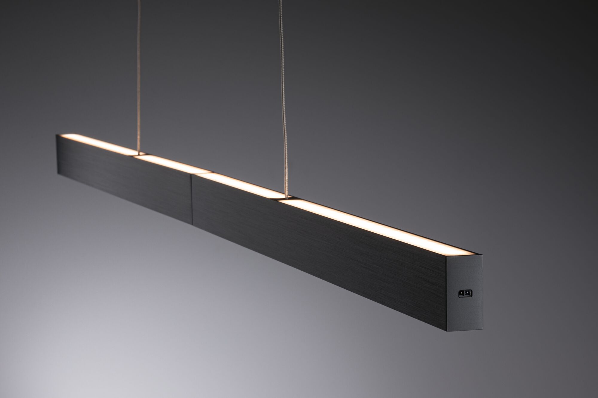 Schwarze LED-Pendelleuchte aus Aluminium mit warmweißem Licht für moderne Innenräume