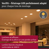 Éclairage LED blanc chaud 3000K au plafond d’un salon moderne pour une lumière efficace sur grande surface