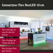Îlot de cuisine blanc moderne avec éclairage LED vert en dessous et sol en bois dans un espace de vie