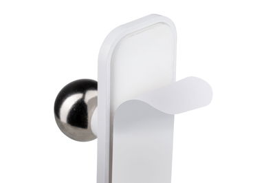 Moderner weißer Wandhaken aus Metall mit gebogenem Haken und runder Halterung in Chromoptik