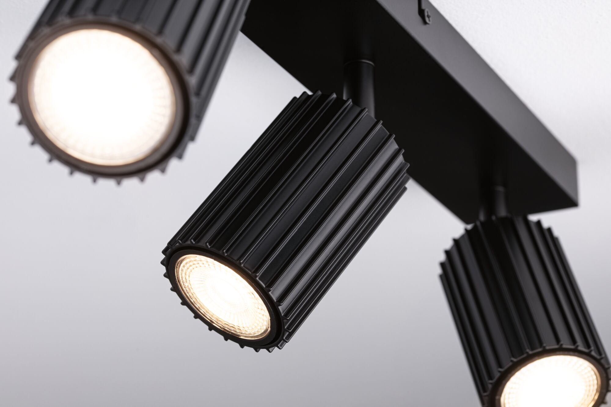 Schwarze LED-Deckenleuchte mit drei verstellbaren Strahlern aus Aluminium für moderne Innenräume