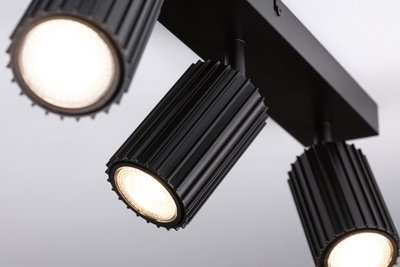 Schwarze LED-Deckenleuchte mit drei verstellbaren Strahlern aus Aluminium für moderne Innenräume
