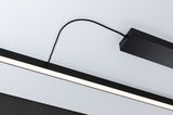 Zwarte LED-plafondlamp met slank, langwerpig ontwerp en warm wit licht voor moderne interieurs.