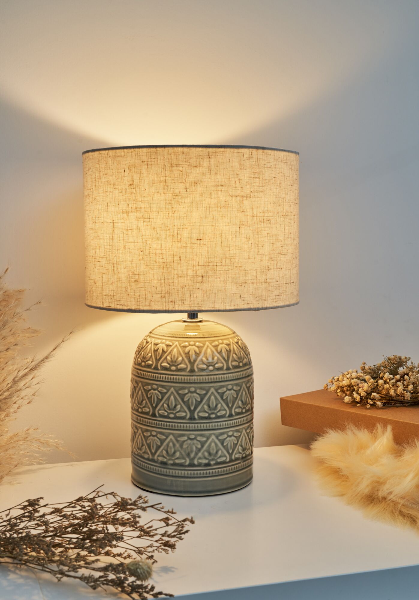 Lampe de table en céramique avec abat-jour en tissu crème et motifs floraux pour un éclairage chaleureux