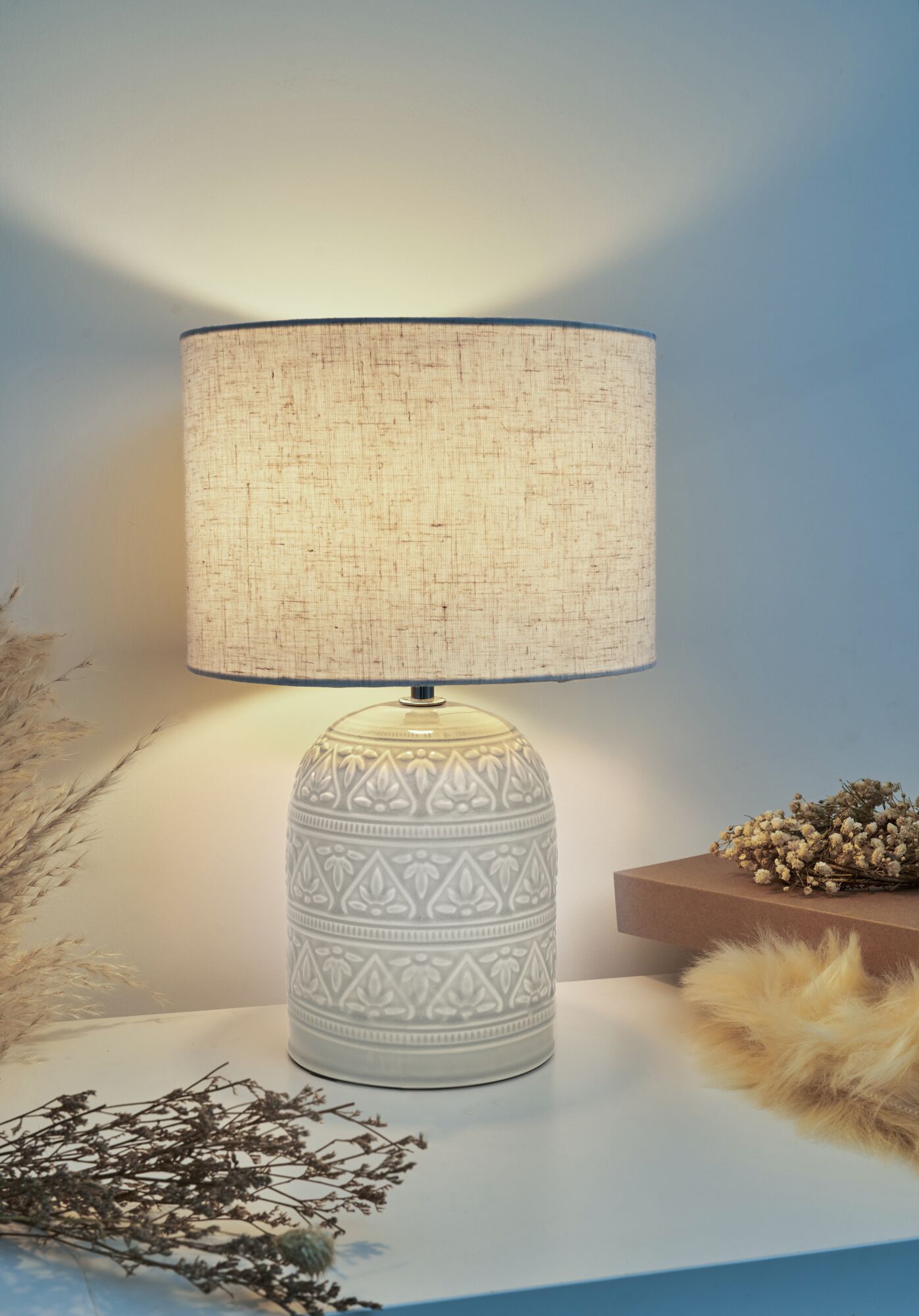 Keramik-Tischlampe mit cremefarbenem Stoffschirm und floralen Mustern für gemütliche Wohnraumbeleuchtung