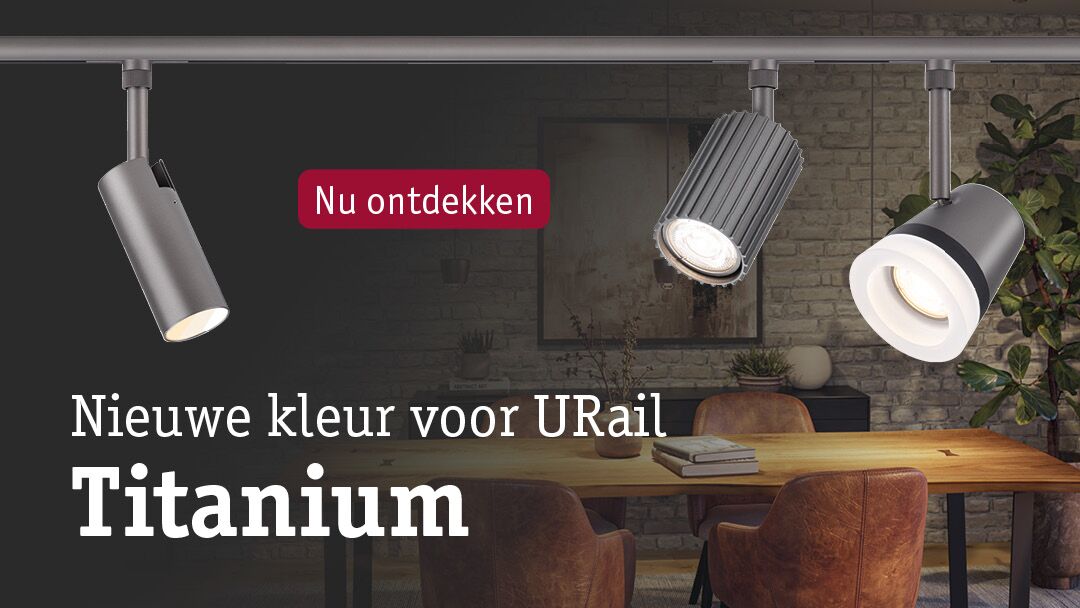 Drie titaniumkleurige URail LED-plafondspots in moderne eetkamer met houten tafel en leren stoelen