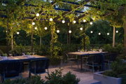 Gemütliche Terrasse mit LED-Lichterkette und Pergola aus Metall, ideal für Gartenbeleuchtung und Outdoor-Deko