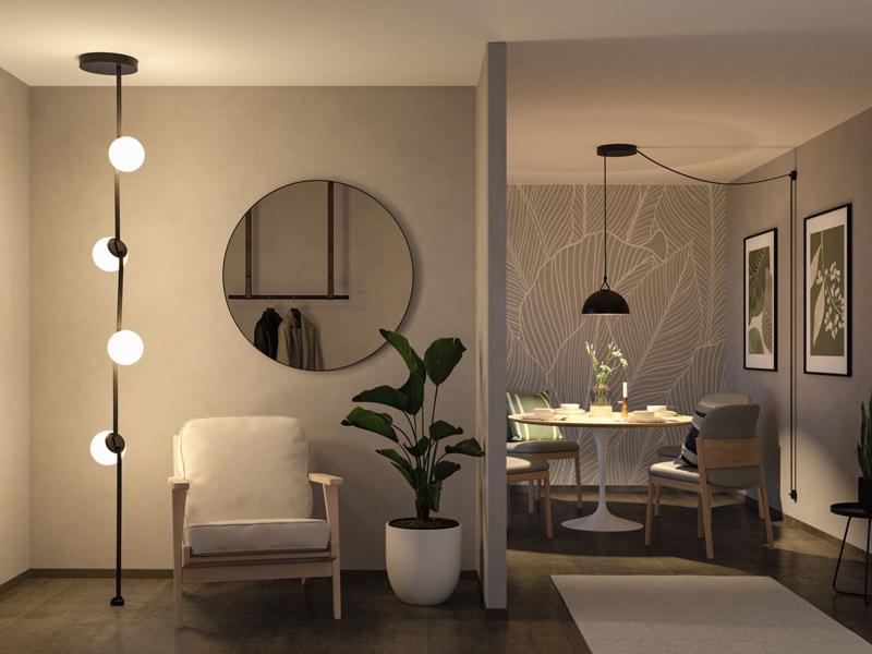 Modernes Wohnzimmer mit schwarzer Pendelleuchte und Stehleuchte mit weißen Kugeln, Holzstuhl und Pflanzen.