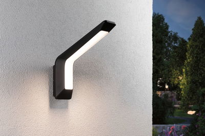 Applique murale extérieure LED noire moderne avec lumière blanc chaud pour jardin et terrasse.