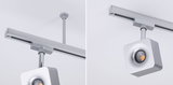 Moderner quadratischer LED-Strahler in Silber aus Metall an Schienensystem für flexible Beleuchtung