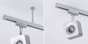 Moderner quadratischer LED-Strahler in Silber aus Metall an Schienensystem für flexible Beleuchtung