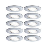 Zehn runde LED-Einbaustrahler in silberfarbenem Aluminium mit warmweißem Licht für Wohnräume.