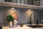 Moderne Küchenarbeitsplatte mit schwarzem Wasserhahn, Marmor-Tablett und warmweißer LED-Unterbauleuchte