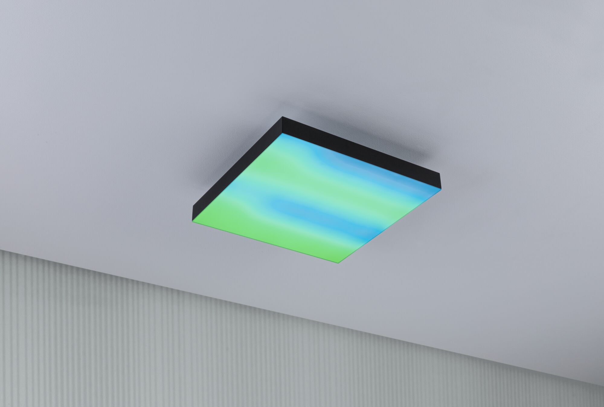 Quadratische Deckenleuchte mit schwarzem Rahmen und blau-grünem Farbverlauf, moderne LED-Beleuchtung.