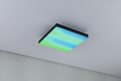 Quadratische Deckenleuchte mit schwarzem Rahmen und blau-grünem Farbverlauf, moderne LED-Beleuchtung.