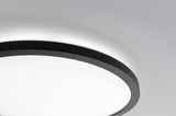 Rund loftlampe med sort aluminiumsramme og hvid diffuser til moderne indendørs belysning
