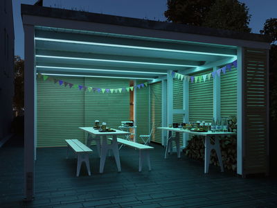 Moderner Gartenpavillon mit weißem Holzmobiliar und blauer LED-Beleuchtung für Außenbereiche