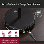 Schwarze Akkuleuchte mit weißer Naht und USB-C Anschluss für schnelles Laden und lange Leuchtdauer