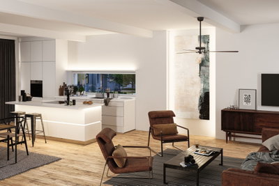 Moderne woonkamer met bruine stoffen stoelen, houten vloer en wit keuken eiland met LED-verlichting