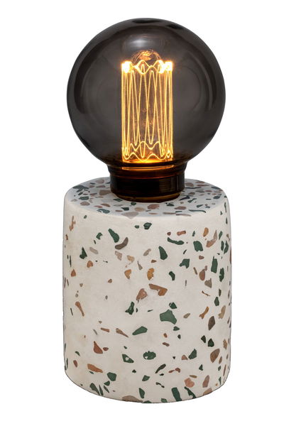 Moderne bordlampe med hvid terrazzo base med brune og grønne pletter og sort pære