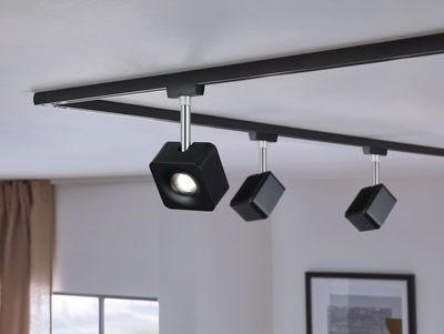 Schwarzes LED-Deckenschienensystem mit drei verstellbaren quadratischen Strahlern aus Metall für Wohnräume.
